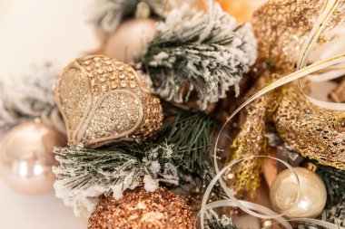 Ayna küreleri. Yeni yıl baloları. Noel ağacı süslemeleri. Noel mücevherleri.