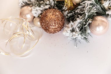 Noel zamanı. Yılbaşı mücevherleri. Altın ve kırmızı. Noel ağacında toplar.