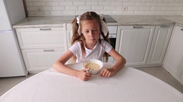 Frühstück Der Küche Portrait Adorable Little Girl Eating Healthy Breakfast — Stockvideo