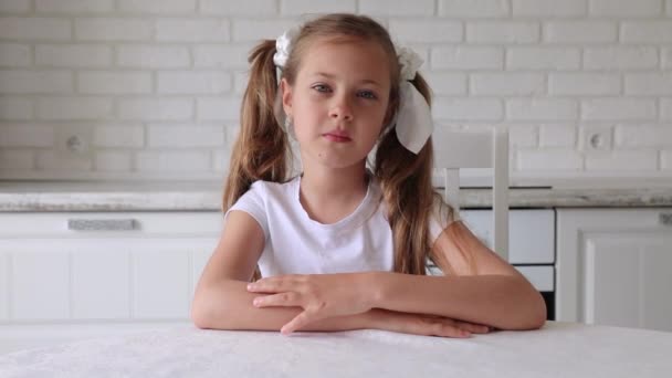 Πορτρέτο Κορίτσι Κοιτάζοντας Την Κάμερα Ένα Μικρό Κορίτσι Ένα Λευκό — Αρχείο Βίντεο