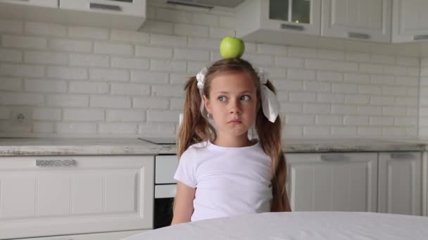 Uma Menina Põe Uma Maçã Cabeça Criança Tem Uma Maçã — Vídeo de Stock