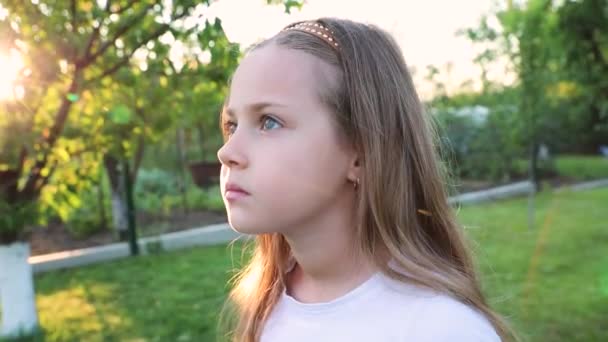 Küçük Tatlı Bir Kız Uzaktan Gökyüzüne Bakıyor Gün Batımı Yaz — Stok video