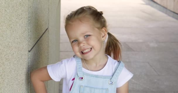 Grappig Kind Glimlachend Kijkend Naar Camera Mooi Meisje Model Glimlacht — Stockvideo