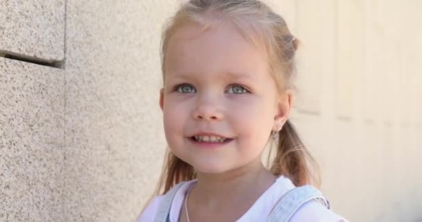 Lustigt Barn Som Ler Mot Kameran Vacker Liten Flicka Modell — Stockvideo