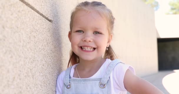 Criança Engraçada Sorrindo Olhando Para Câmera Linda Menina Modelo Sorri — Vídeo de Stock