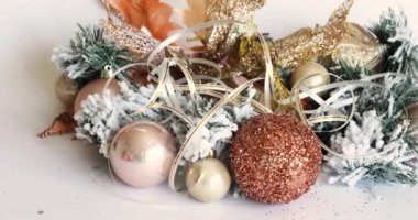 Yeni yıl geçmişi. Altın bir Noel ağacında Noel süsleri. Yeni yıl oyuncakları topları