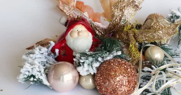 Nieuwjaarsachtergrond Kerstversiering Een Gouden Kerstboom Nieuwjaarsballen Voor Speelgoed — Stockvideo