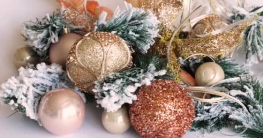 Altın rengi Noel mücevherleri. Yılbaşı oyuncakları Noel ağacında.