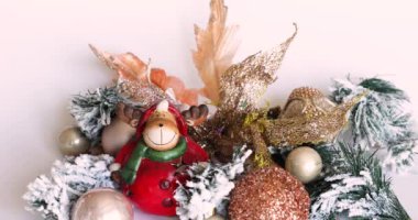 Geyik - Noel oyuncağı. Noel zamanı. Yılbaşı mücevherleri. altın ve kırmızı