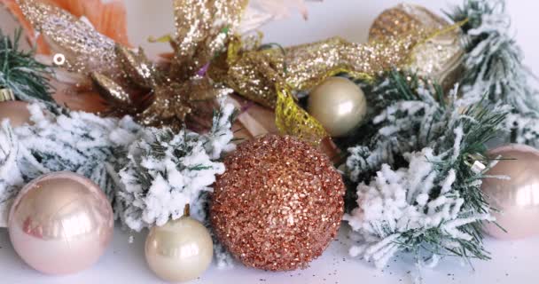 Χριστουγεννιάτικα Κοσμήματα Από Χρυσό Χρώμα Πρωτοχρονιάτικα Παιχνίδια Χριστουγεννιάτικο Δέντρο — Αρχείο Βίντεο