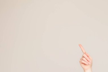 Arka planda izole edilmiş bir şeye basmak için işaret parmağına dokun