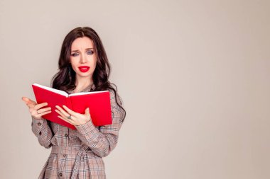 Elinde kitap olan bir kız öğrenci. karmaşık eğitim. Sınavlar yaklaşıyor. Stres. Karmaşık eğitim süreci kavramı