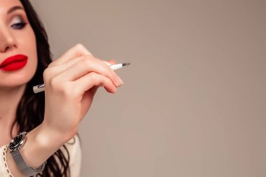 Kalemle arka plana yazı yazan kadın eli