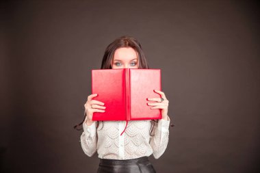 Elinde kitap olan bir kız öğrenci. karmaşık eğitim. Sınavlar yaklaşıyor. Stres. Karmaşık eğitim süreci kavramı
