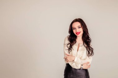 Genç bayan, yakın plan portre. Gri arka planda izole edilmiş kırmızı dudaklı güzel esmer kız. Boşluğu kopyala