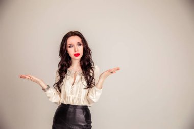 Elinde kitap olan bir kız öğrenci. karmaşık eğitim. Sınavlar yaklaşıyor. Stres. Eğitim süreci