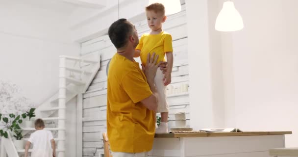 Papa met een stoute zoon. rode jongen in een geel T-shirt. — Stockvideo