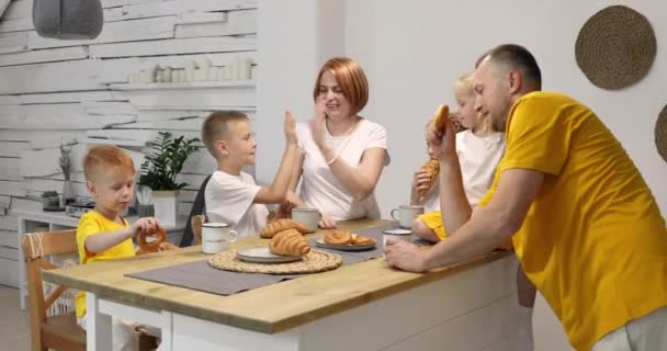 Familia feliz desayunando juntos en casa — Vídeos de Stock