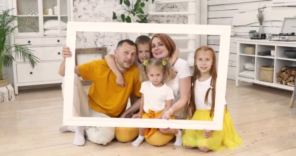 Famiglia che tiene cornice e sorridente — Video Stock