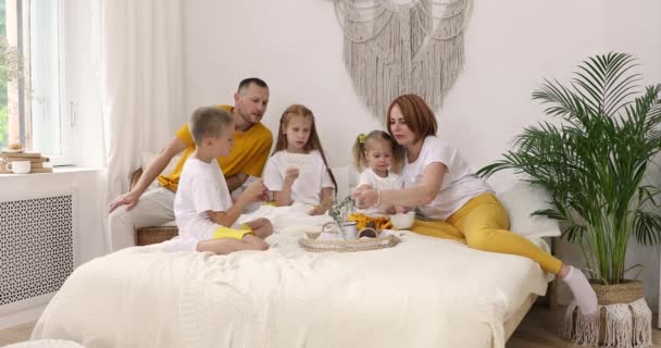 Szczęśliwa rodzina ze śniadaniem w pokoju hotelowym — Wideo stockowe