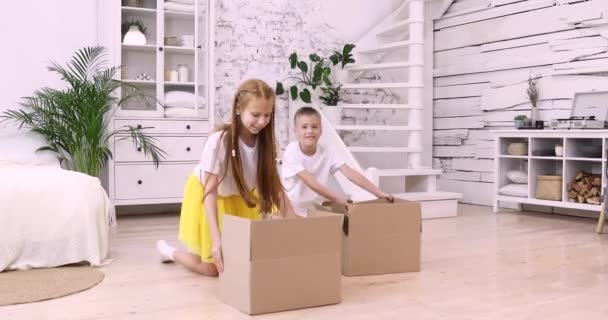 Dzieci z pudełkami w nowym domu — Wideo stockowe