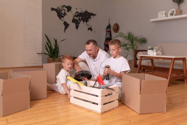 Oğullar ve babalar evde tamirat yaparlar. Çocuklar babama yardım ediyor. araç kutusu