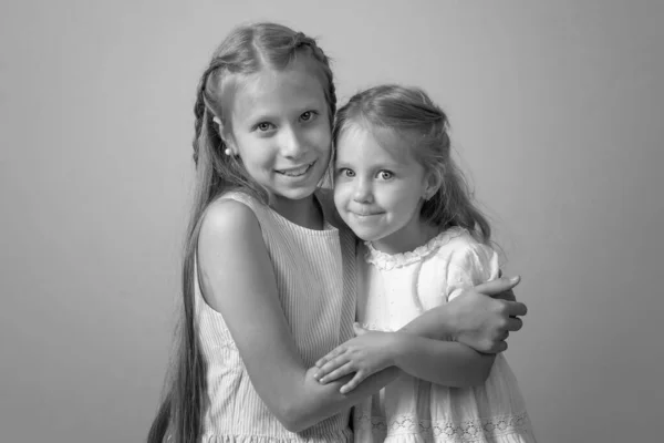 Duas Irmãs Mais Novas Felizes Irmãs Abraçam Foto Preto Branco — Fotografia de Stock