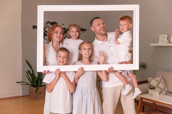 Gran Familia Feliz Sosteniendo Marco Imagen Sonriendo — Foto de Stock