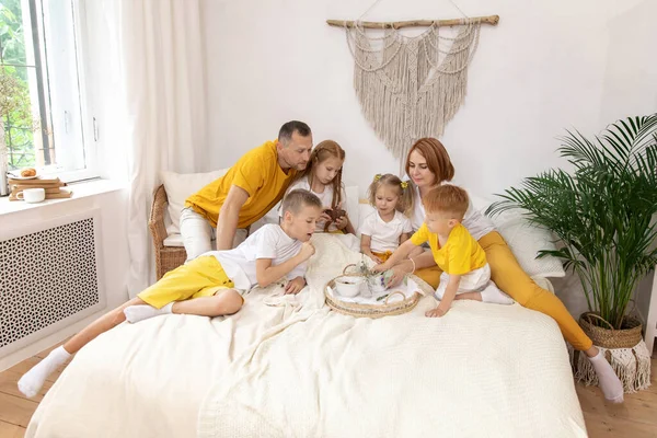 Familia Feliz Desayunando Juntos Casa Padres Hijos Personas Rojas — Foto de Stock