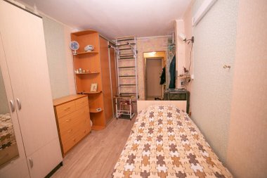 Eski çirkin apartman dairesi içeriden, içeriden, eski