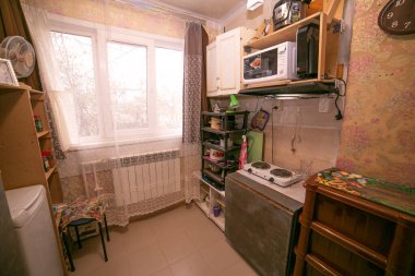 Apartmandaki eski kirli mutfak. - Rusya. yoksulluk