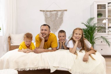 Babam ve çocuklar yataktaydı. Babam çocuklarla evde kaldı. Çocuklarla karantina.