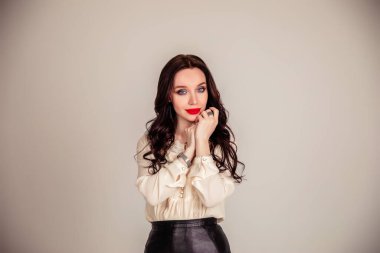 Genç bayan, yakın plan portre. Gri arka planda izole edilmiş kırmızı dudaklı güzel esmer kız. Boşluğu kopyala