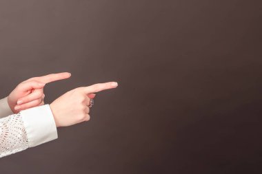 Arka planda izole edilmiş bir şeye basmak için işaret parmağına dokun