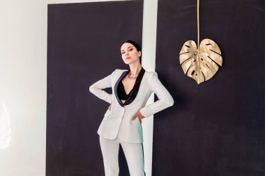 Zarif giyimli, güzel esmer bir kadının portresi..