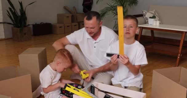 Сыновья Отец Делают Ремонт Доме Мальчики Помогают Папе Toolbox — стоковое видео