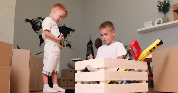 Dois Meninos Brincam Com Ferramentas Construção Dois Irmãos Hipoteca — Vídeo de Stock