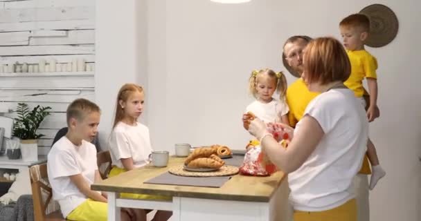Familia Feliz Desayunando Juntos Casa Padres Hijos Comen Croisanes — Vídeos de Stock