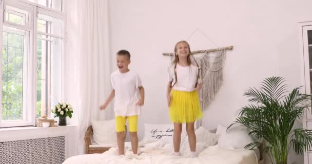 Kids Having Fun Home Boy Girl White Shirts Dance Jump — Stock Video