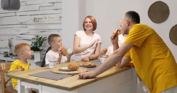 Família Feliz Tomando Café Manhã Juntos Casa Pais Filhos Comem — Vídeo de Stock