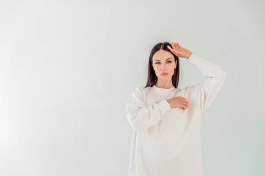 çoklu uzay. Beyaz arka planda kapüşonlu siyah uzun saçlı güzel bir kızın portresi. Spor konsepti