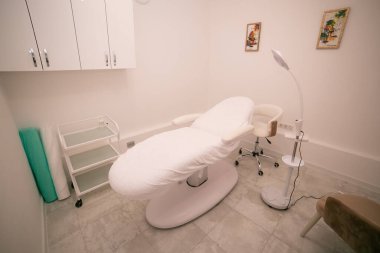 Modern bir güzellik salonunda kozmetik ve masaj masası olan kozmetik uzmanının boş ofisi. Sağlık kabinesi içi.