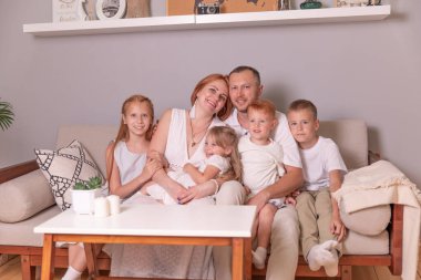 Dört çocuklu mutlu bir aile.