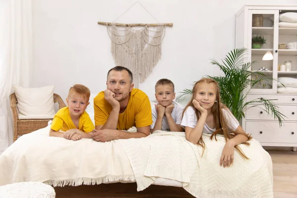 Babam ve çocuklar yataktaydı. Babam çocuklarla evde kaldı. Çocuklarla karantina.