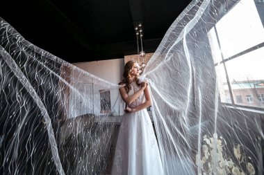 Bir sürü duvak. Süslü elbiseli gelin. Uzun kollu gelinlik. karanlık iç mekan