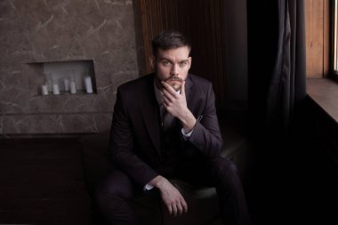 Sakallı, vahşi bir gencin portresi. İş. başarı