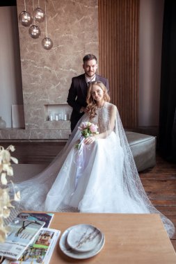 Güzel genç bir çift. Damat ve gelin. Modern bir düğün. karanlık iç mekan.