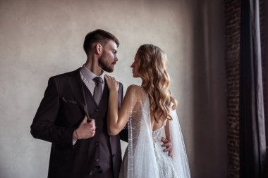 Güzel genç bir çift. Damat ve gelin. Modern bir düğün. karanlık iç mekan.