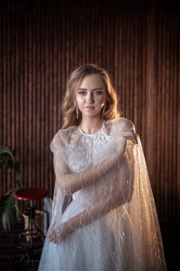 Genç ve güzel bir gelin. İçi karanlık bir sarışın..