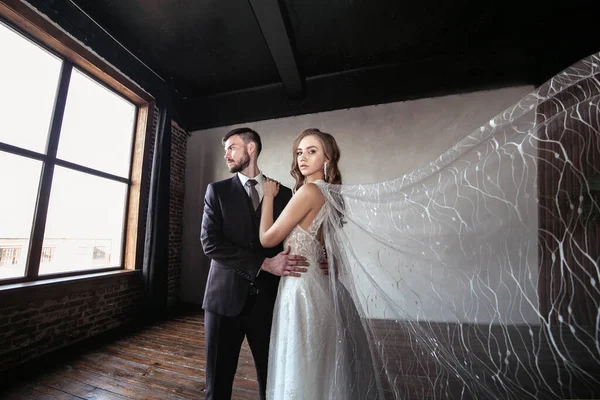 Vackra Bröllopspar Brud Med Lång Vit Slöja Och Brudklänning Brudgummen — Stockfoto